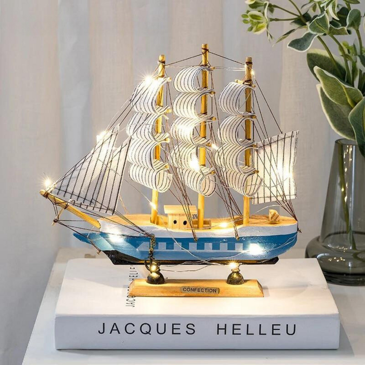 Royaleva Nordic Wooden Sailboat Sculpture - LED Belyst Dekorationsstycke, Batteridriven