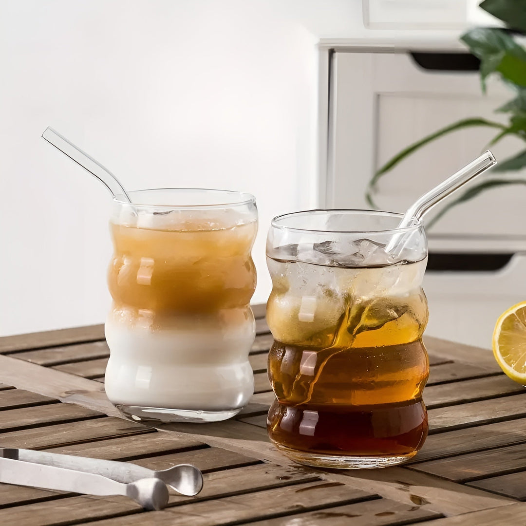 Ribbad glas med sugrör – 2 st Vågform, 450ml | Stiligt dricksglas för iskaffe, matcha &amp; juice