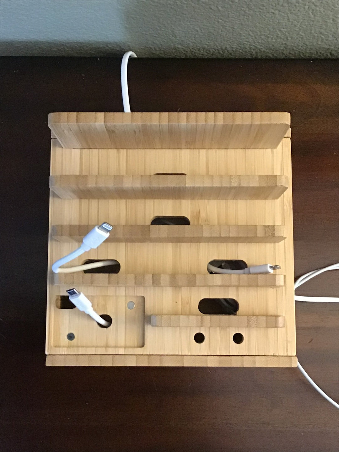 Carvallo ChargeDock Laddningsstation i bambu | 5-portars USB &amp; Organiserare | För smartphone, surfplatta &amp; smartklocka | Inkl. Kabelset
