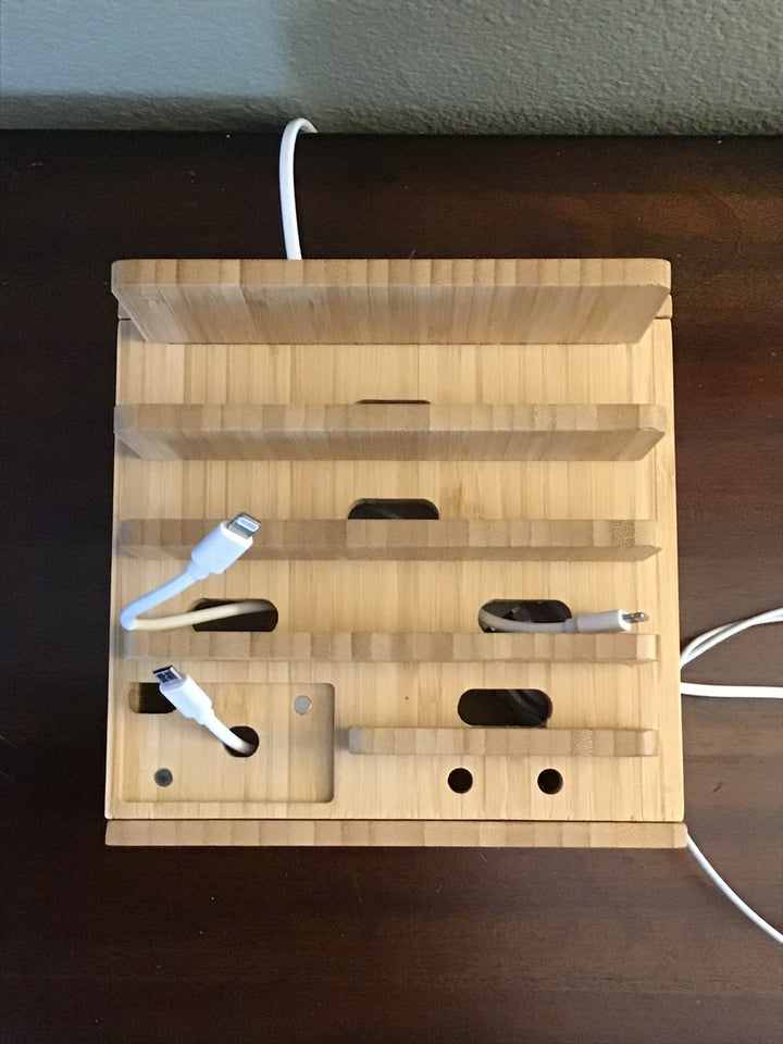 Carvallo ChargeDock Laddningsstation i bambu | 5-portars USB &amp; Organiserare | För smartphone, surfplatta &amp; smartklocka | Inkl. Kabelset