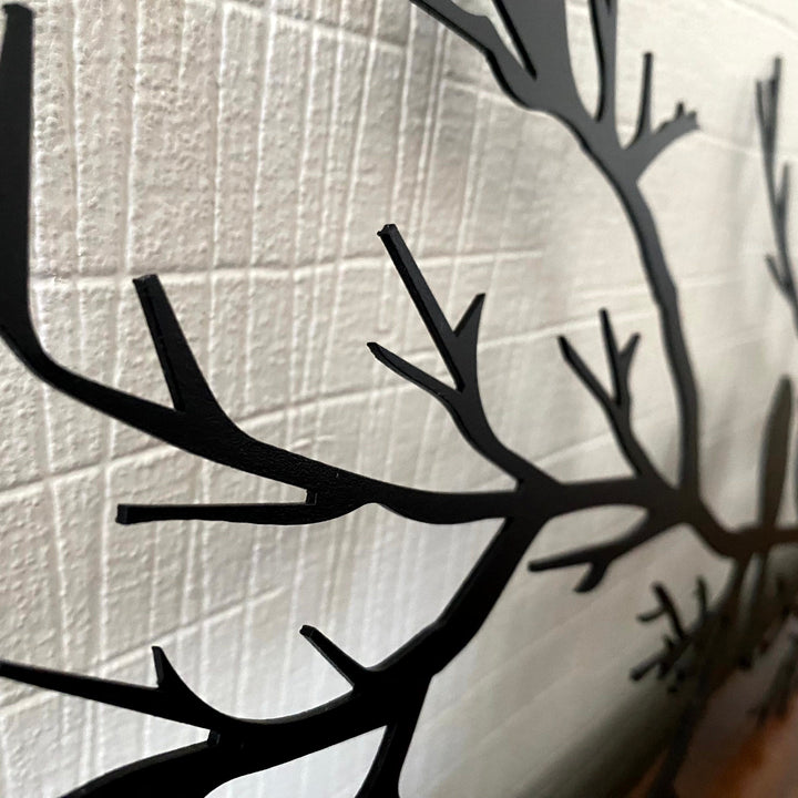 Metallväggdekoration – Elegant fågeldesign på gren