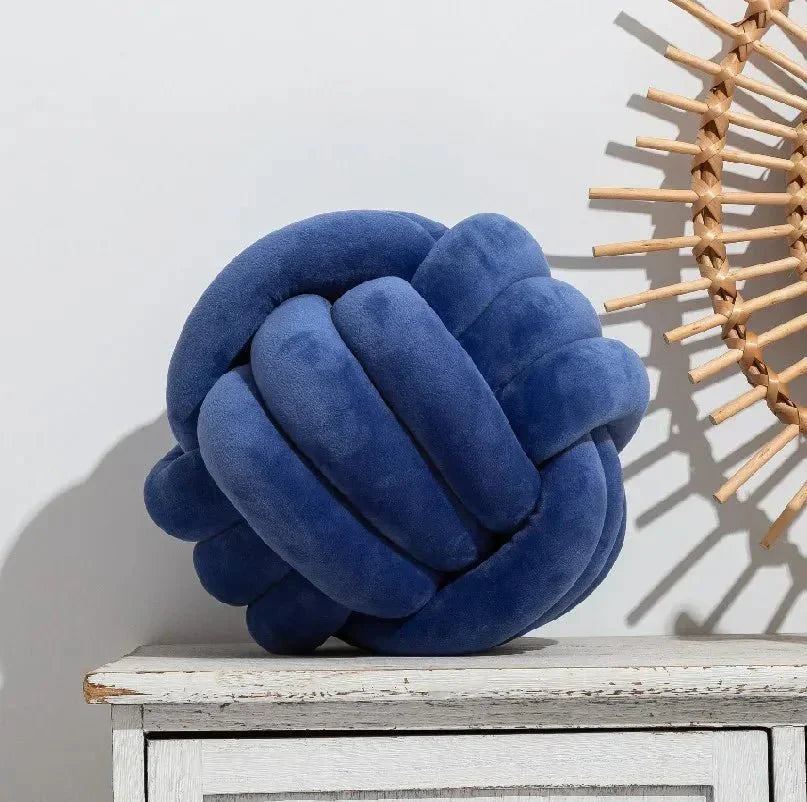 Dekorativ Knuten Suede Effekt Boll Mjuk Kudde Pillow