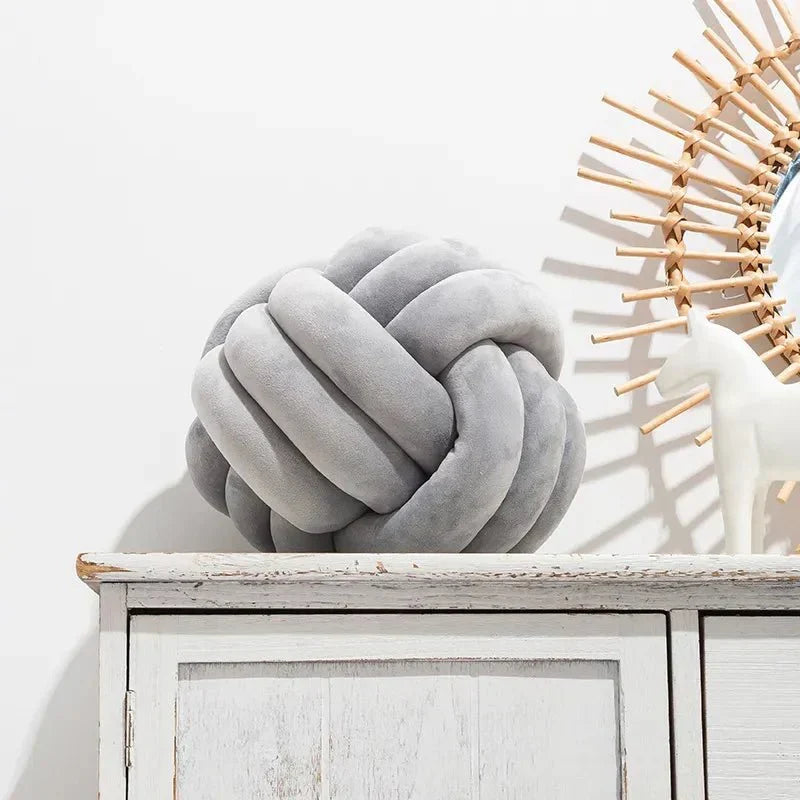 Dekorativ Knuten Suede Effekt Boll Mjuk Kudde Pillow