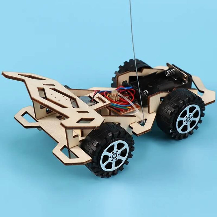 WoodiRace – Träleksaksbil med Fjärrkontroll för Barn | Monteringsbar 4-hjulsdriven DIY Teknikleksak
