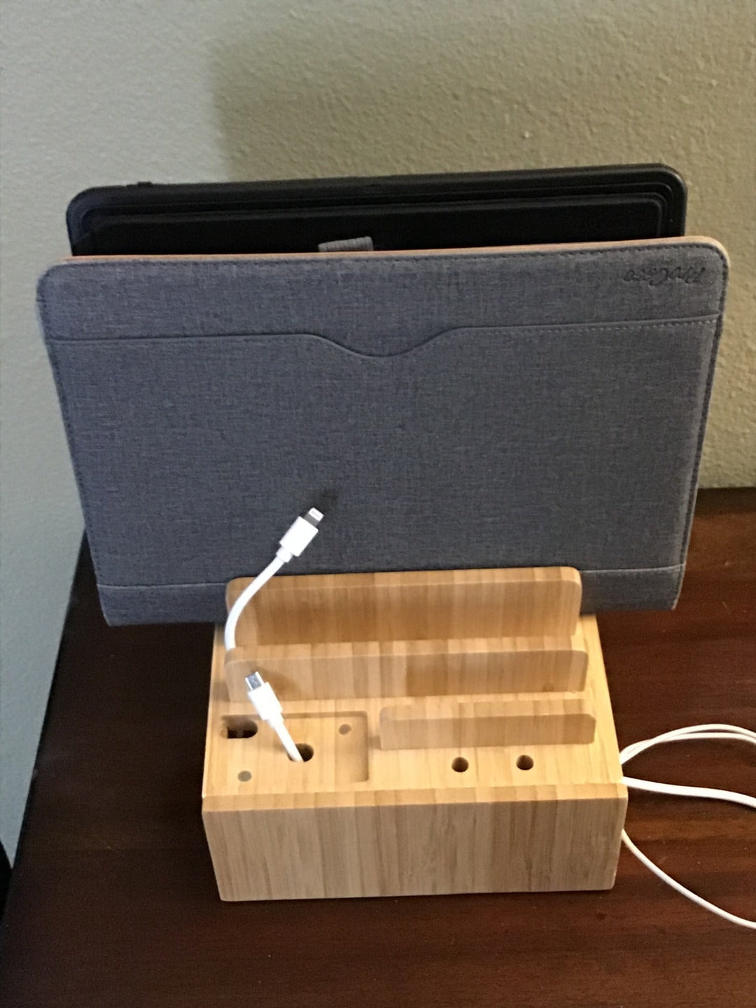 Carvallo ChargeDock Laddningsstation i bambu | 5-portars USB &amp; Organiserare | För smartphone, surfplatta &amp; smartklocka | Inkl. Kabelset