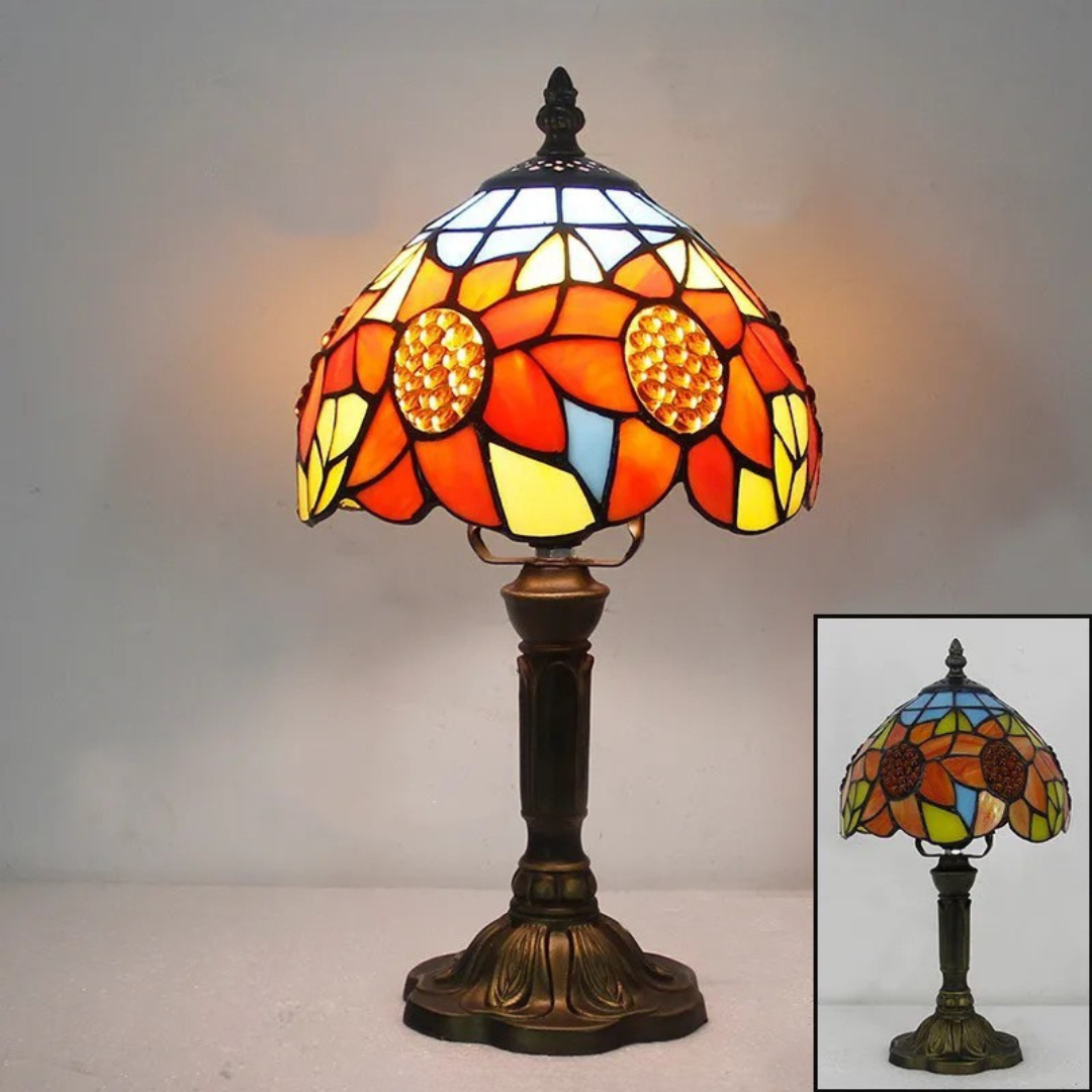Färgat glas bordslampa med blomsterdesign