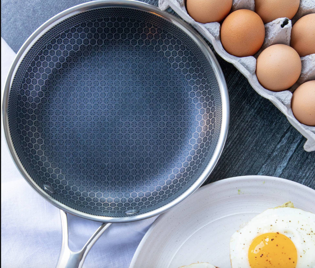 Carvallo rostfritt stål non-stick stekpanna med bikakestruktur | För alla typer av spisar inklusive induktion | Rep resistant &amp; diskmaskin säker