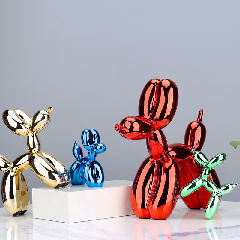 Carvallo – Modern Ballonghund Skulptur med Metallisk Yta