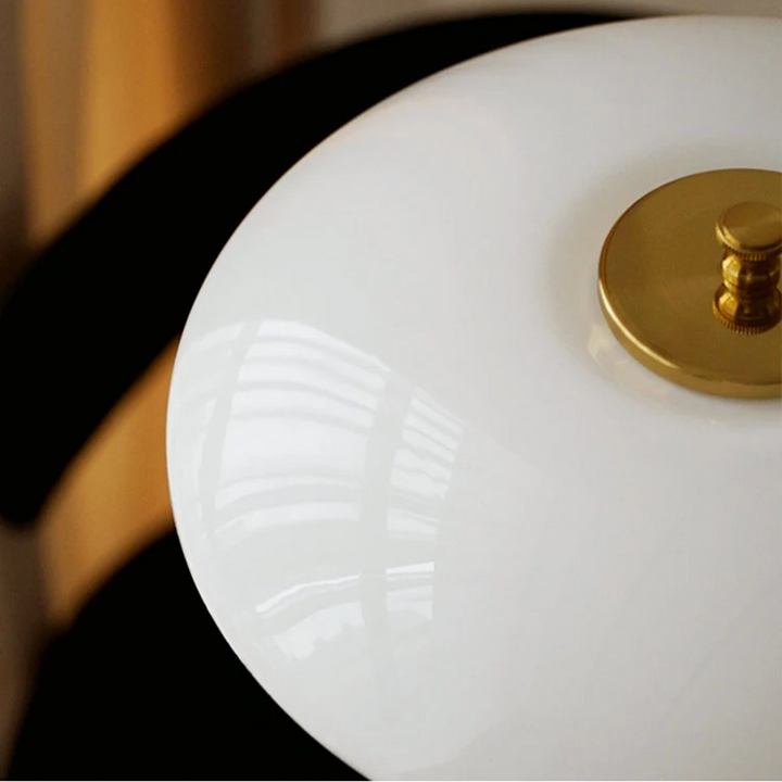 Bordslampa med glasbländare och mässingsbas