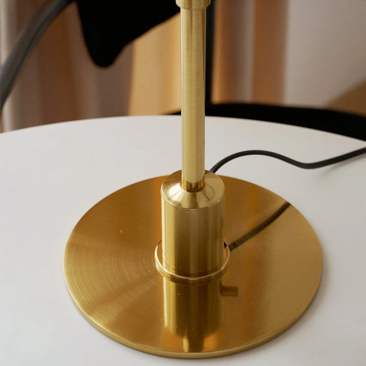 Bordslampa med glasbländare och mässingsbas