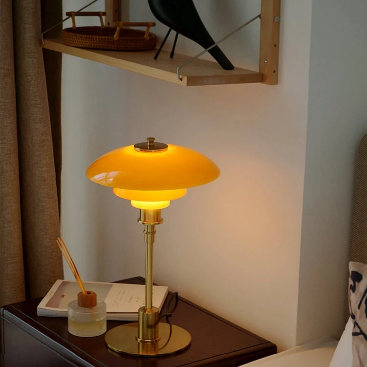 Bordslampa med glasbländare och mässingsbas