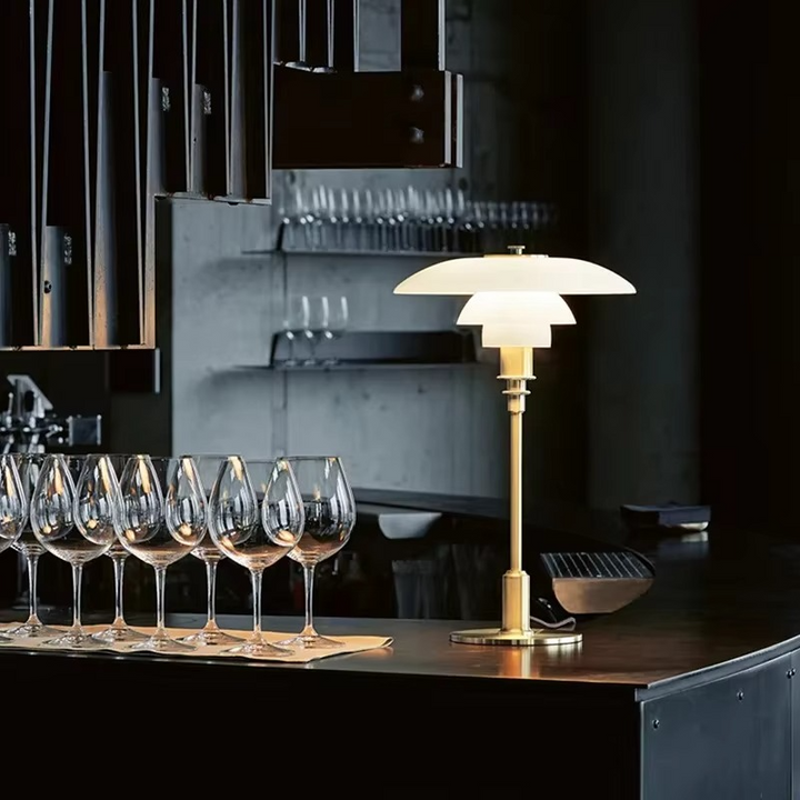 Bordslampa med glasbländare och mässingsbas