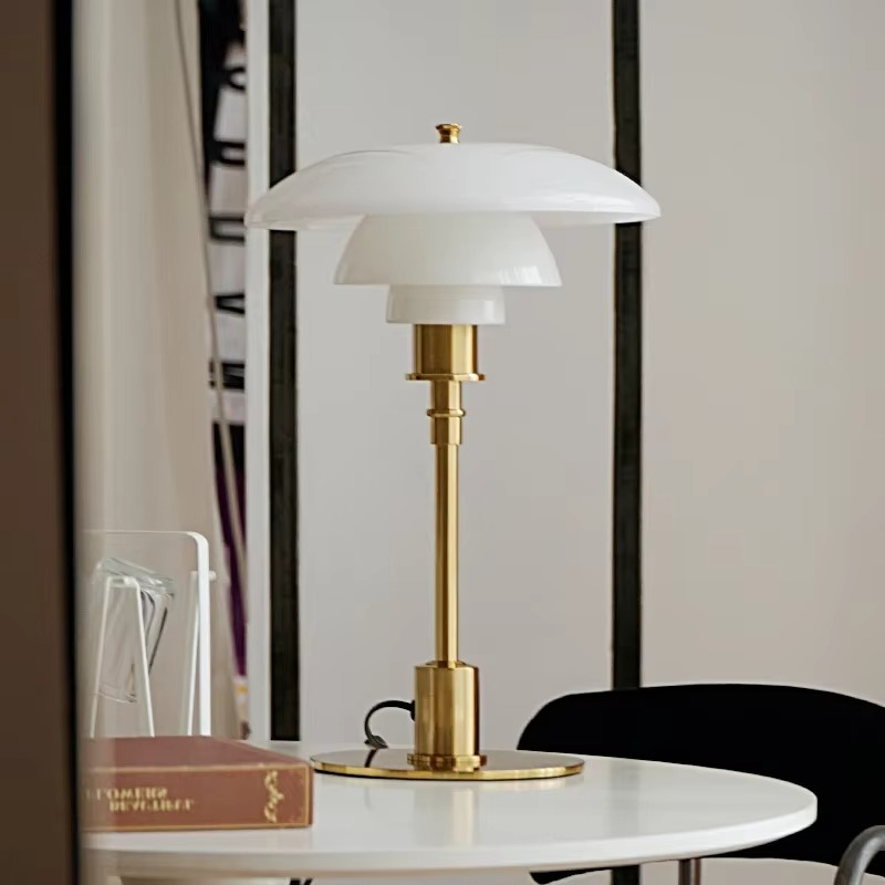 Bordslampa med glasbländare och mässingsbas