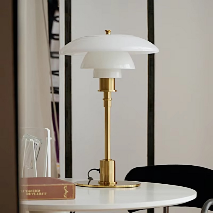 Bordslampa med glasbländare och mässingsbas