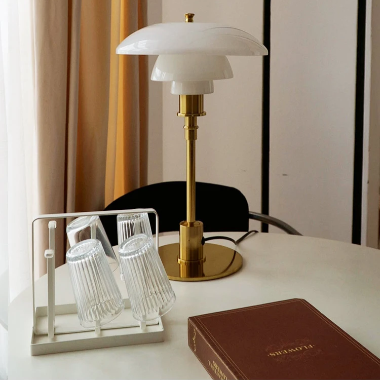 Bordslampa med glasbländare och mässingsbas