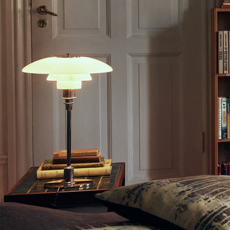 Bordslampa med glasbländare och mässingsbas