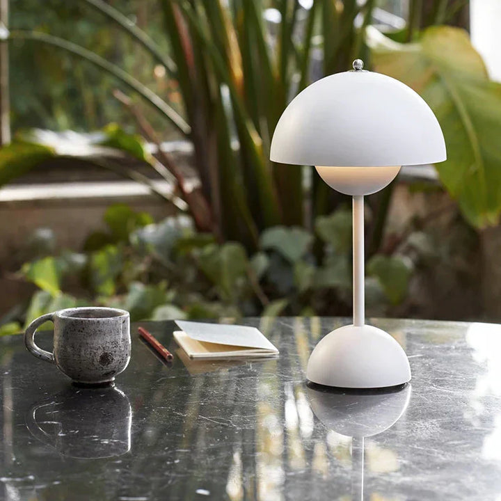 Bordslampa med vit kupol och LED-ljus