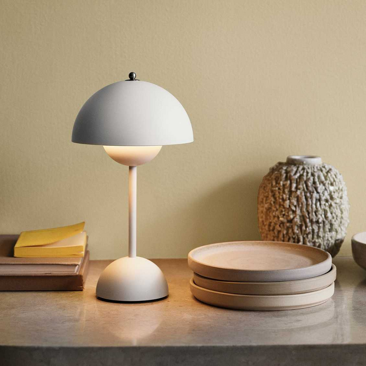 Bordslampa med vit kupol och LED-ljus