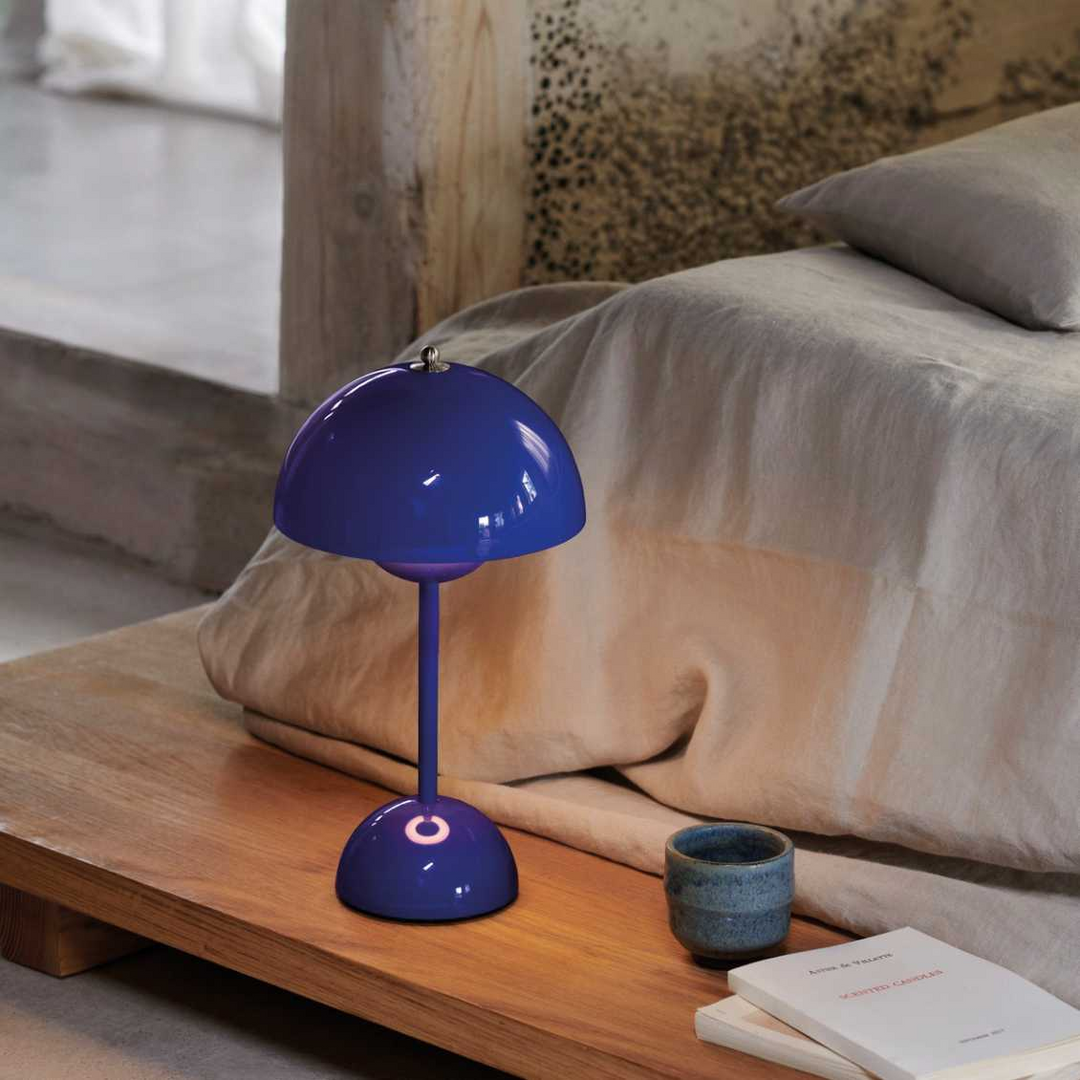 Bordslampa med vit kupol och LED-ljus
