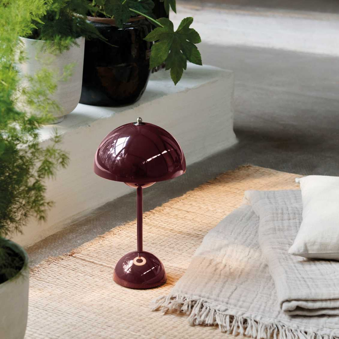 Bordslampa med vit kupol och LED-ljus