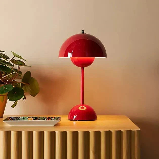 Bordslampa med vit kupol och LED-ljus