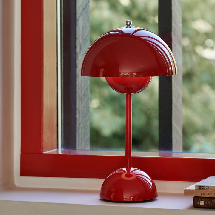 Bordslampa med vit kupol och LED-ljus