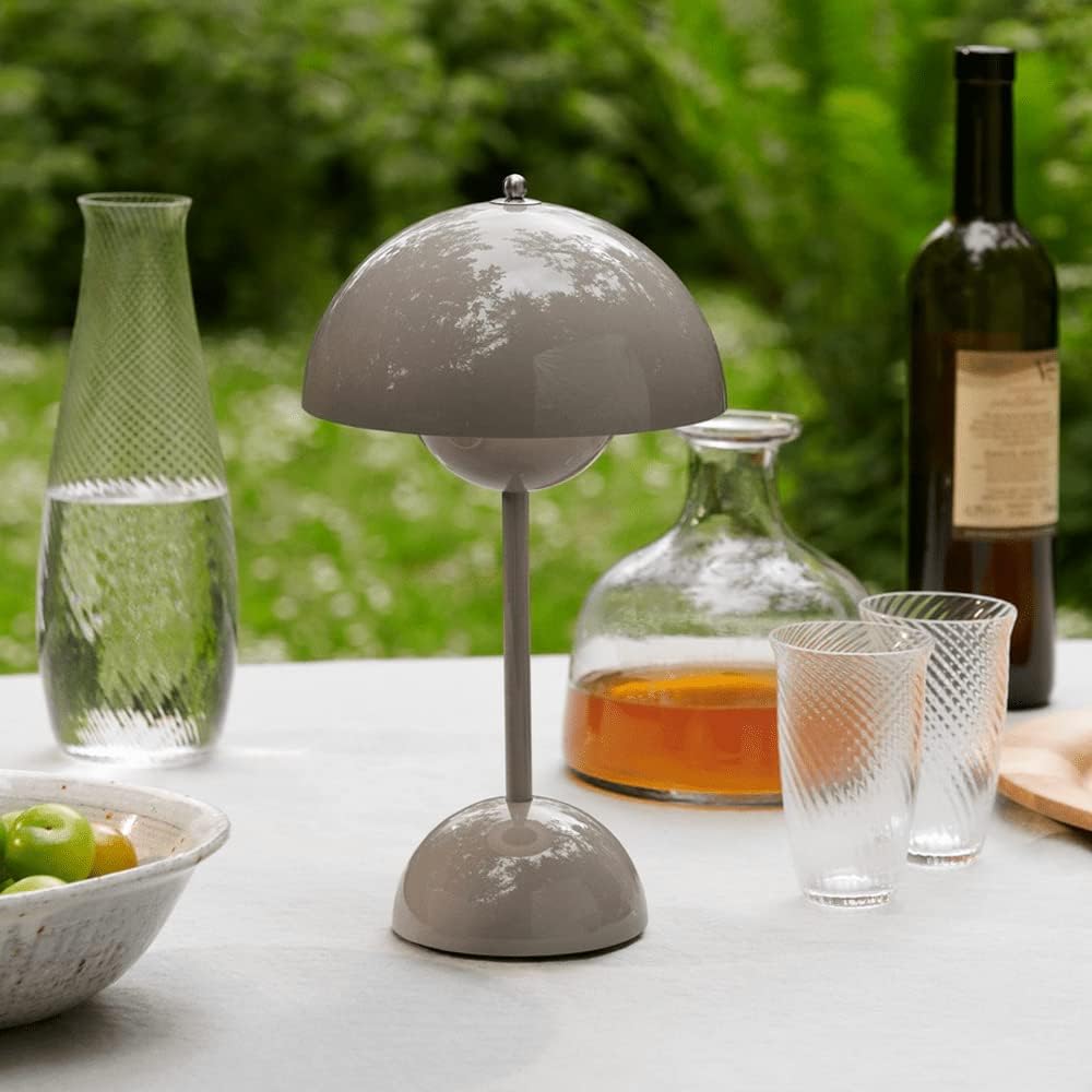 Bordslampa med vit kupol och LED-ljus