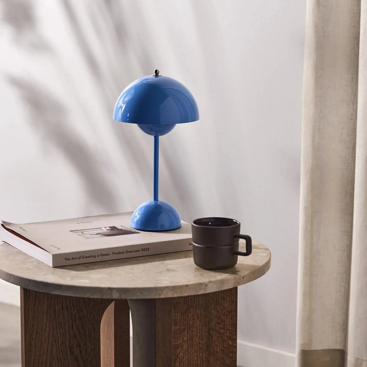 Bordslampa med vit kupol och LED-ljus