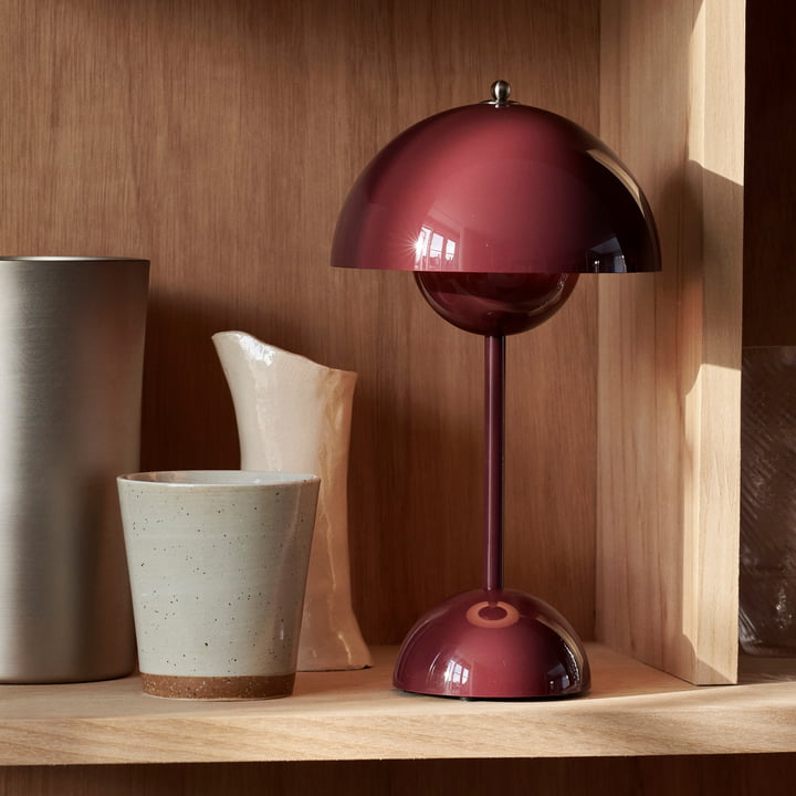 Bordslampa med vit kupol och LED-ljus