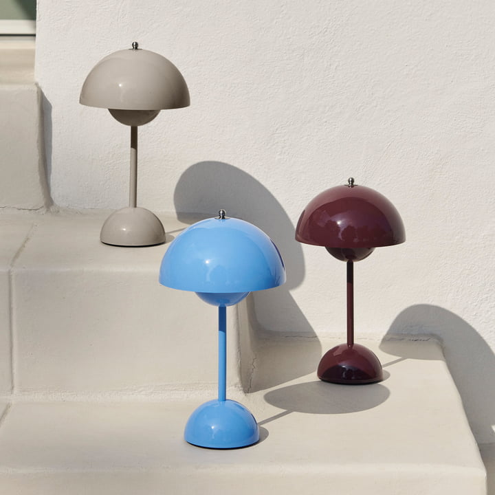 Bordslampa med vit kupol och LED-ljus