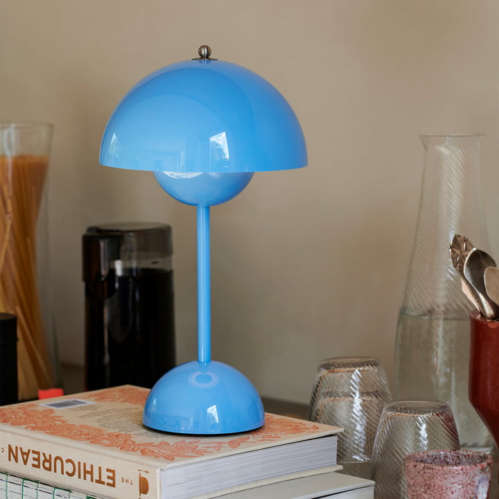 Bordslampa med vit kupol och LED-ljus