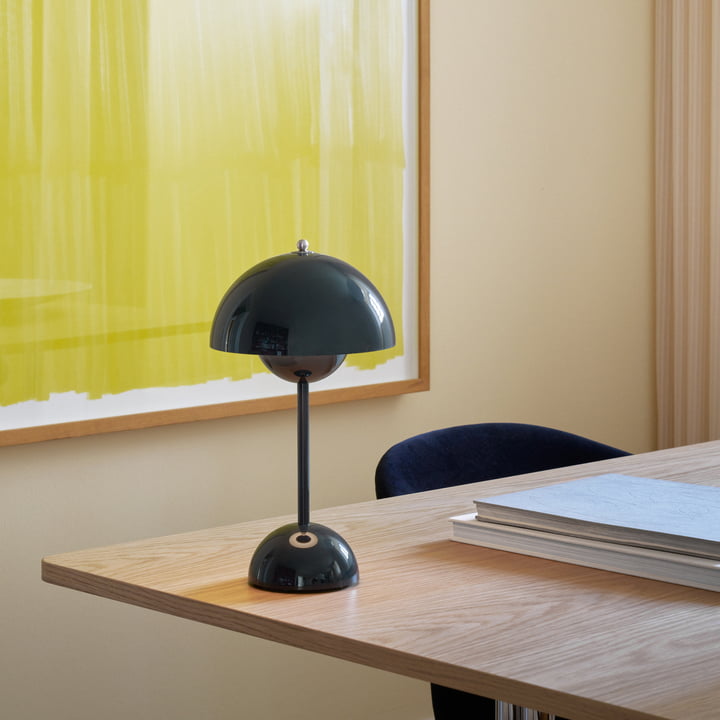 Bordslampa med vit kupol och LED-ljus