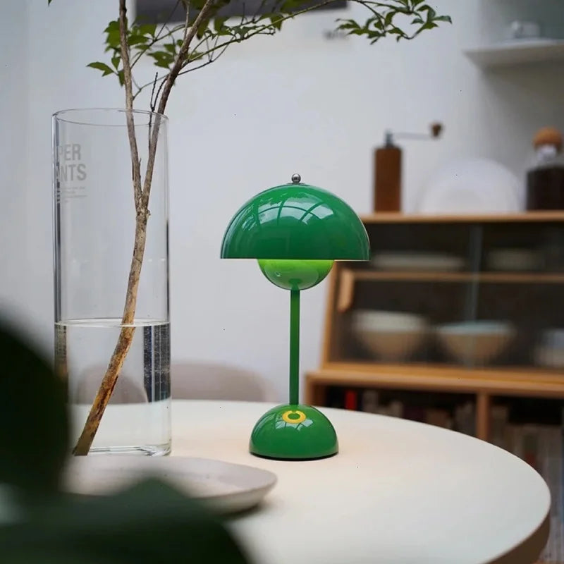 Bordslampa med vit kupol och LED-ljus