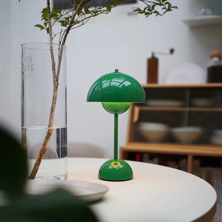 Bordslampa med vit kupol och LED-ljus