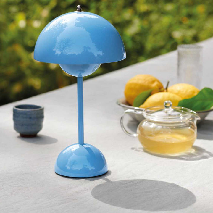 Bordslampa med vit kupol och LED-ljus