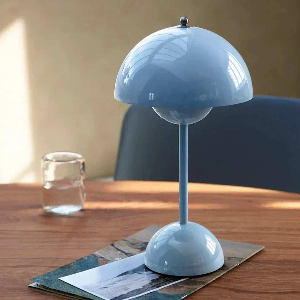 Bordslampa med vit kupol och LED-ljus