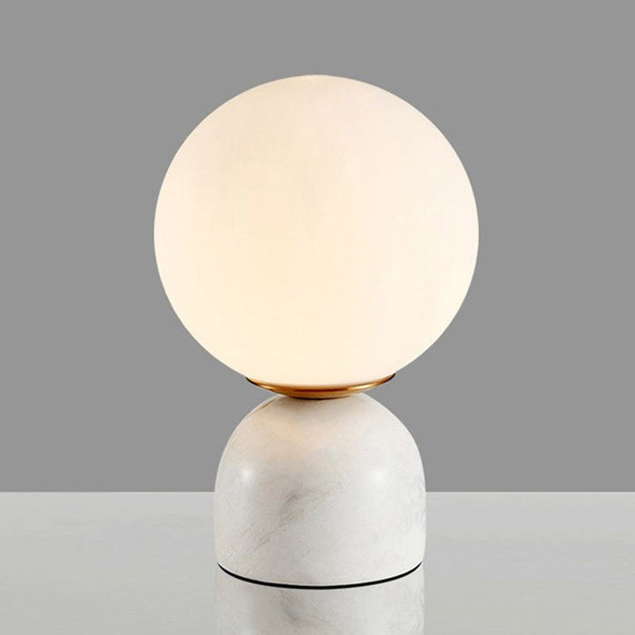 Bordslampa med glasglob och stenfot