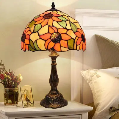 Färgat glas bordslampa med blomsterdesign