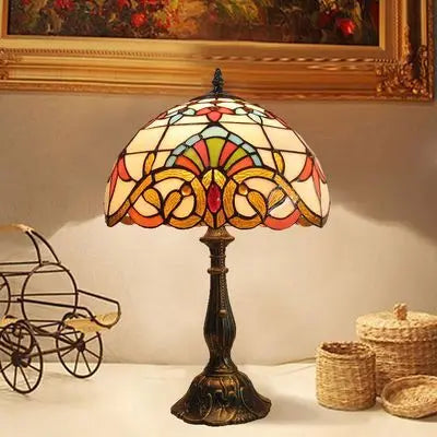 Färgat glas bordslampa med blomsterdesign